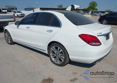 2018 Mercedes-Benz C 300 4Matic z USA, uszkodzony, nr VIN 55SWF4KBXJU236493
